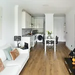 Abora Garden With Terrace, Pool, Extensive Gardens And Free Parking Daire *