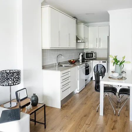 Abora Garden With Terrace, Pool, Extensive Gardens And Free Parking *