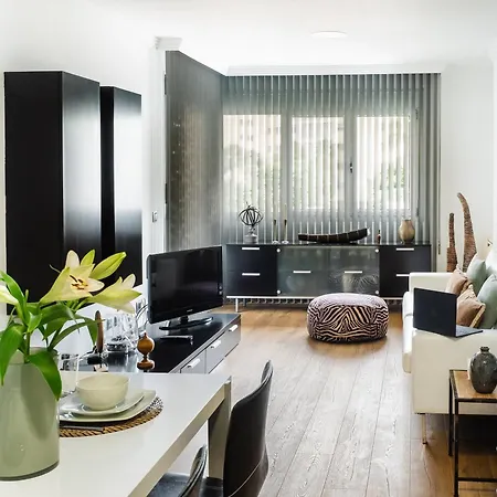 Abora Garden With Terrace, Pool, Extensive Gardens And Free Parking *