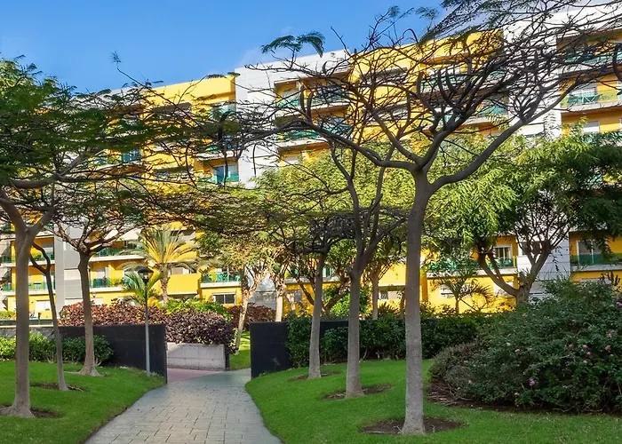 Abora Garden With Terrace, Pool, Extensive Gardens And Free Parking *