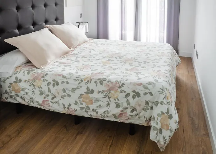 Abora Garden With Terrace, Pool, Extensive Gardens And Free Parking