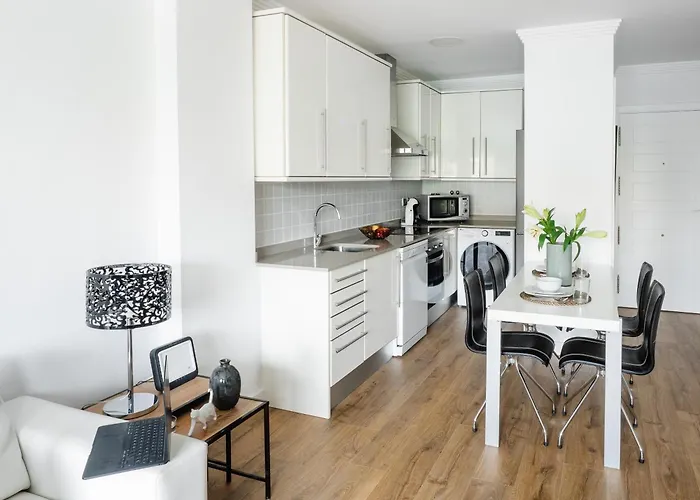 Abora Garden With Terrace, Pool, Extensive Gardens And Free Parking *