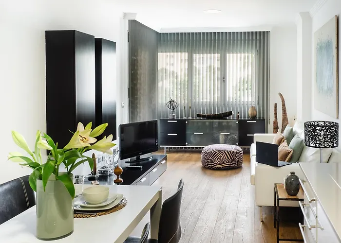 Abora Garden With Terrace, Pool, Extensive Gardens And Free Parking *